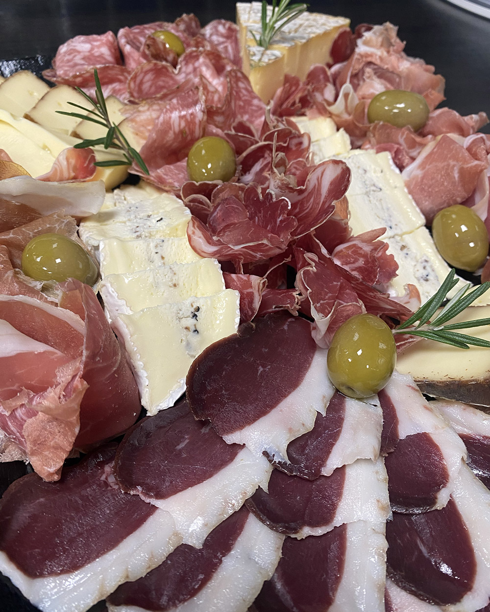 Plateaux apéritif fromages et charcuterie à Vals-les-Bains en Ardèche Plateaux apéritif fromages et charcuterie à Vals-les-Bains en Ardèche