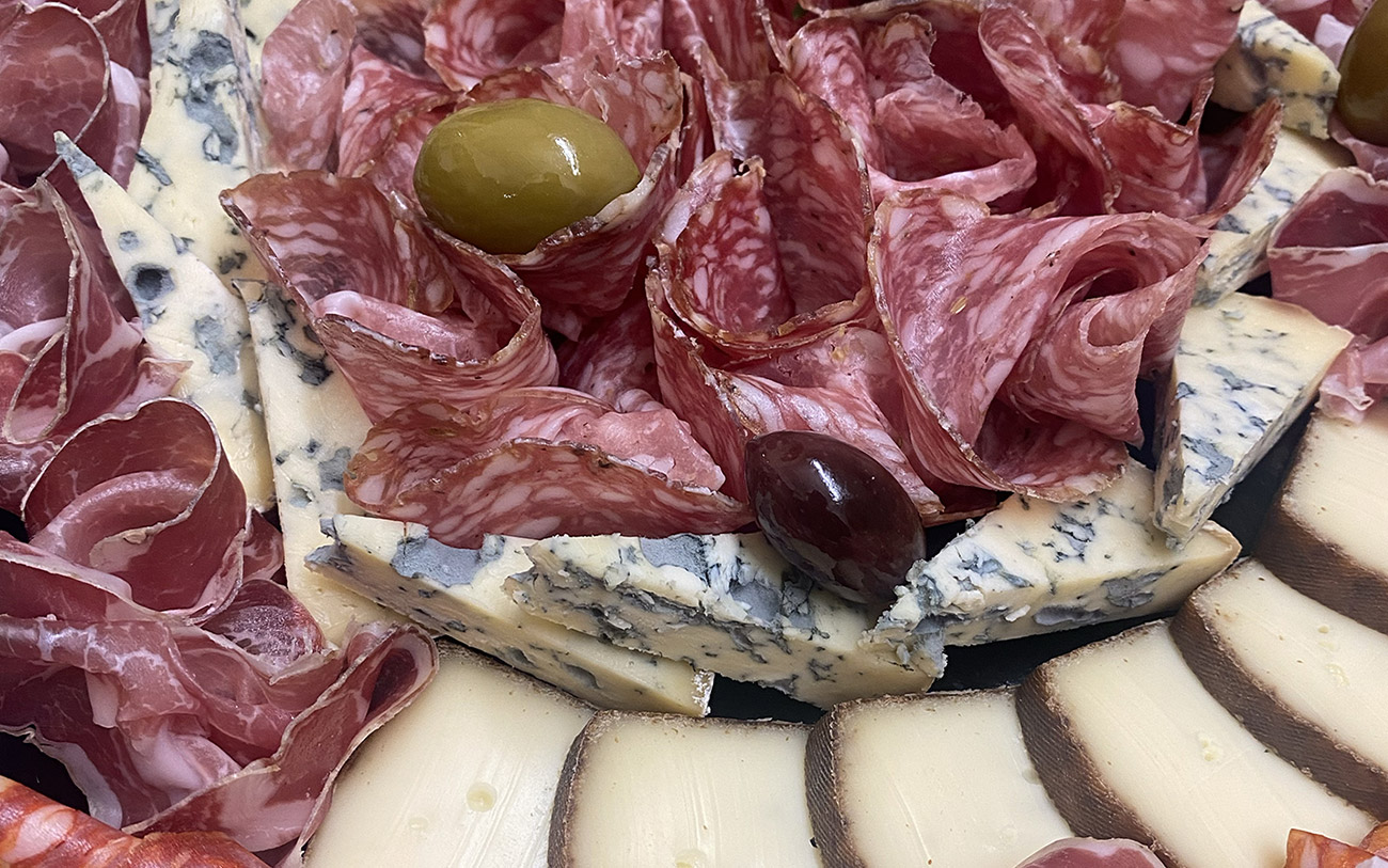 Plateau aperitif fromage et charcuterie Vals-les-Bains Ardèche