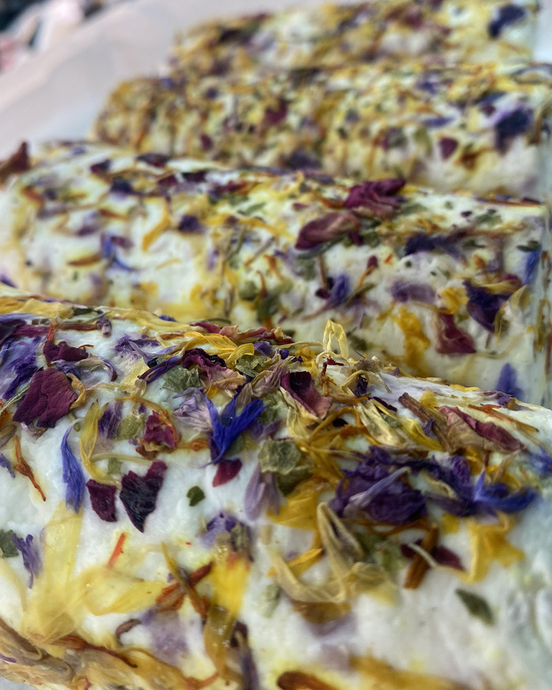 Fromages de chèvres d'Ardèche aux fleurs